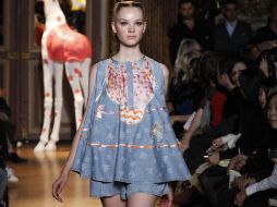 Una modelo luce un diseño del japonés Tsumori Chisato en París. REUTERS  /