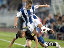 El defensa del RCD Espanyol, Ernesto Galán (iz), intenta robarle la pelota al centrocampista francés de la Real Sociedad, Antoine Griez  /