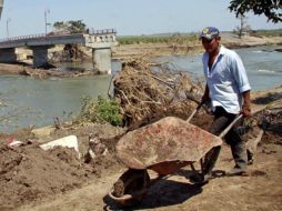Un hombre trabaja en una zona afectada por las fuertes lluvias. EFE  /