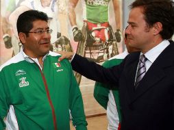 José Luis Onofre (iz) y Bernardo de la Garza (der) en el abanderamiento selección de taekwondo. MEXSPORT  /