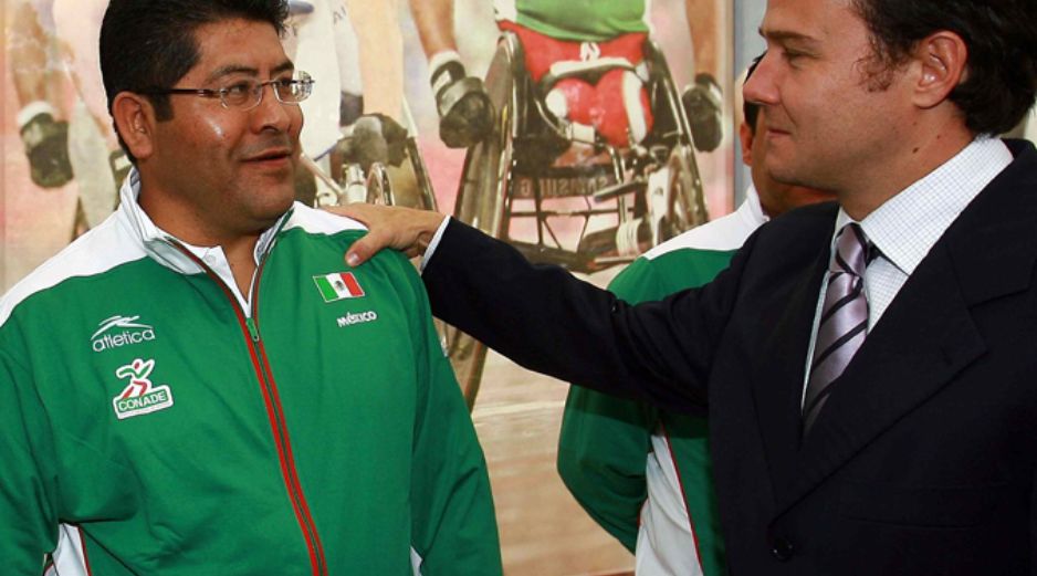 José Luis Onofre (iz) y Bernardo de la Garza (der) en el abanderamiento selección de taekwondo. MEXSPORT  /