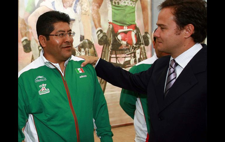 José Luis Onofre (iz) y Bernardo de la Garza (der) en el abanderamiento selección de taekwondo. MEXSPORT  /