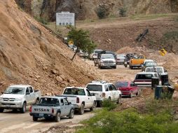 El creciente número de automóviles que circulan por las carreteras ha provocado una inmensa cantidad de desperfectos. ARCHIVO  /