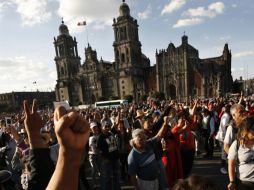 Gente se reúne en el zócalo capitalino para conmemorar el 2 de octubre. AP  /