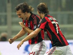 Andrea Pirlo (izq.) celebra el gol que le dio los tres puntos al Milán. EFE  /