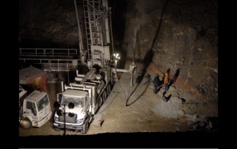 Mediante un ducto, los rescatistas les han enviado agua, alimentos, equipo de entretenimiento y otras cosas a los mineros. AFP  /