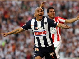 Suazo festeja el primer gol del Monterrey. MEXSPORT  /