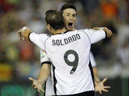 Soldado felicita a Aduriz, autor del primer tanto del Valencia. AP  /