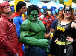 Los disfraces de super héroes dominaron ayer el panorama en el centro de Los Ángeles. AFP  /