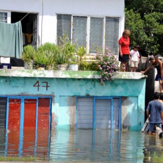 Tabasqueños, un mes anegados