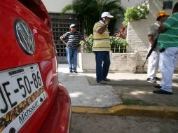 Policías ministeriales de Guerrero custodian los vehículos donde fueron levantados 22 visitantes por un comando armado. NTX  /