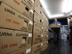 Empleados resguardan las urnas electrónicas que se utilizarán por primera vez en las elecciones de hoy. REUTERS  /