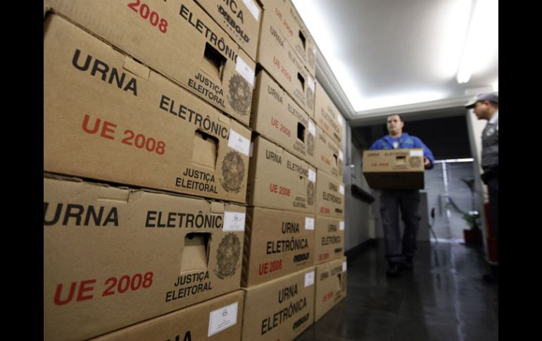Empleados resguardan las urnas electrónicas que se utilizarán por primera vez en las elecciones de hoy. REUTERS  /