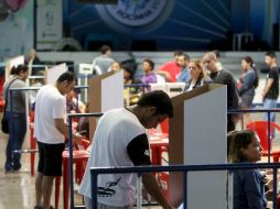 Numerosas personas hacen cola en un colegio electoral de la favela Rocinha, en Río de Janeiro, para votar en las elecciones. EFE  /