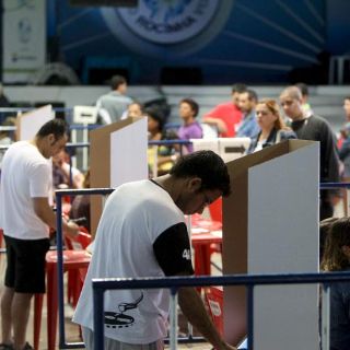 Colegios electorales abren sus puertas en Brasil