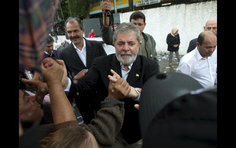 Luiz Inácio Lula da Silva depositó su voto en la escuela Doctor Joao Firmino Correia de Araújo, en Sao Bernardo do Campo. EFE  /