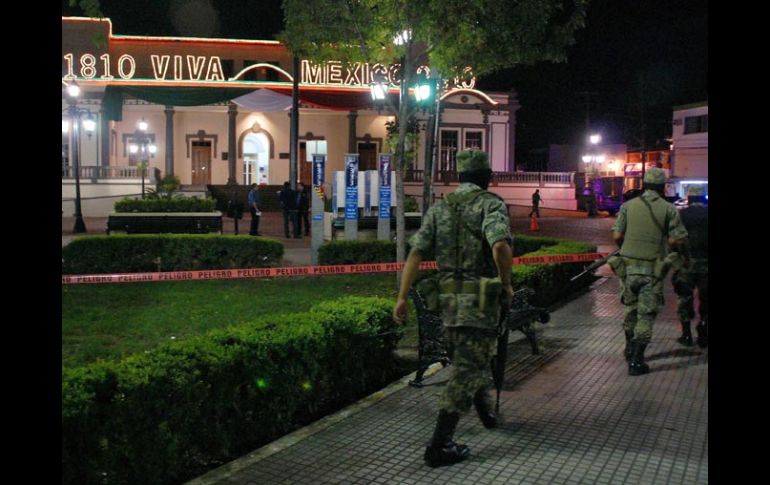 Militares patrullan la zona del granadazo de hoy en Guadalupe, Nuevo León, incidente donde 14 personas resultaron heridas. AFP  /