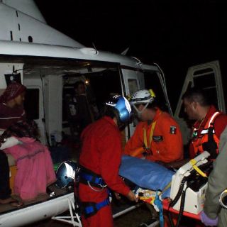 Una familia huichola sufre accidente vial, siete resultan heridos y una muere