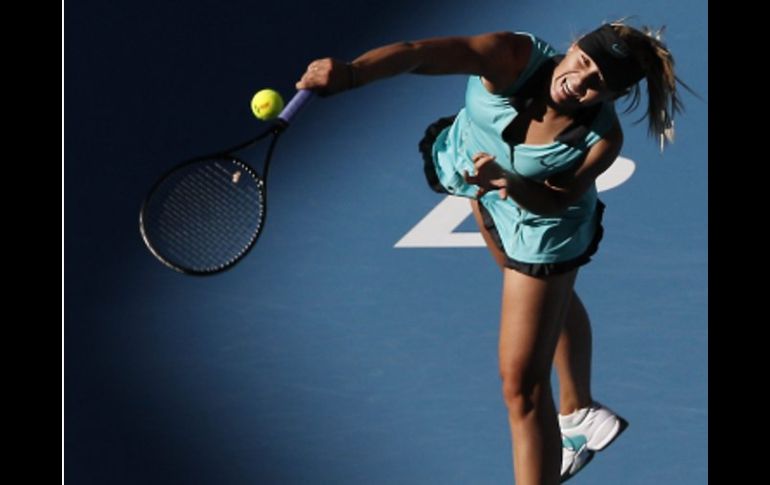 La tenista rusa Maria Sharapova devuelve una pelota en su duelo frente a Tsvetana Pironkova. AP  /