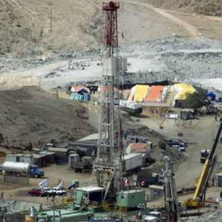 Plan B de rescate mineros en Chile retoma labor mientras habilitan helipuerto