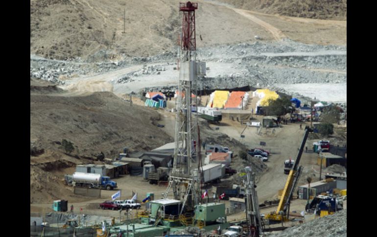 Mientras las máquinas continúan adentrándose en la roca, en la superficie continúan los preparativos para rescatar a los mineros. EFE  /