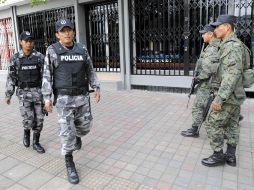 Policías y soldados de Ecuador en calles de Quito, la capital. AFP  /