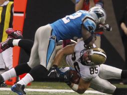 David Thomas (85) es parado por el  linebacker Jon Beason de panteras (52). AP  /