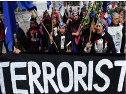 Los familiares de los 35 activistas mapuches en huelga de hambre, protestaron en días pasados frente a palacio de La Moneda. AFP  /