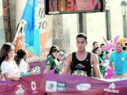 El atleta michoacano David Barajas, en el momento que cruzó la meta de esta carrera. A. ARZÁPALO  /