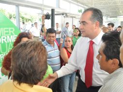 El diputado federal Salvador Caro, con habitantes del Distrito 11. ESPECIAL  /