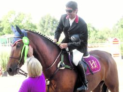 Juan Manuel Luzardo y su monta “Cendro”, del CEI, reciben la moña verde de primer lugar. S. NÚÑEZ  /