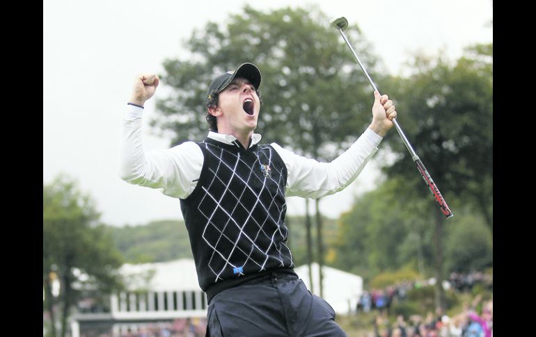 El golfista norirlandés Rory McIlroy, celebra tras ganar su duelo, al embocar un gran putt en el hoyo 17. REUTERS  /
