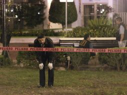 Agentes ministeriales buscan evidencias tras la detonación de una granada que dejó 12 heridos en Guadalupe, Nuevo León. EFE  /