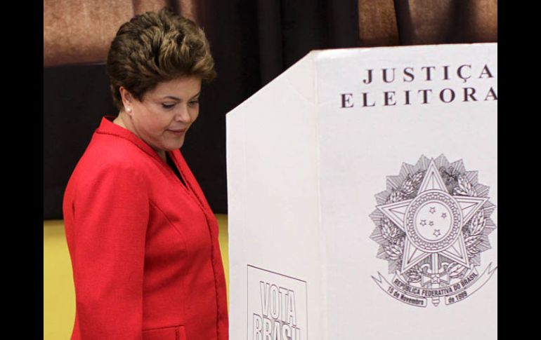 La candidata del Partido de los Trabajadores (PT), Dilma Rousseff, después de votar en Porto Alegre. AP  /