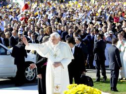 El Papa Benedicto XVI saluda a los fieles a su llegada a la misa multitudinaria que ofreció en Palermo, Sicilia. EFE  /