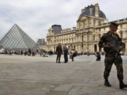 Soldados el Museo Louvre, en París, después del aviso de Estados Unidos de la posibilidad de ataques a territorio francés. AP  /