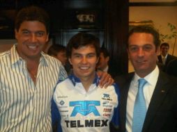 Arturo Elías Ayub (izq), director de alianzas de Telmex, publicó en Twitter una fotografía previa al anuncio oficial. ESPECIAL  /