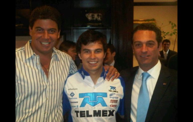 Arturo Elías Ayub (izq), director de alianzas de Telmex, publicó en Twitter una fotografía previa al anuncio oficial. ESPECIAL  /