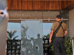 Los sujetos dispararon contra uno de los accesos del diario. AP  /