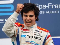 El piloto tapatío Sergio Pérez festejando su victoria en el Gran Premio de Bélgica. ESPECIAL  /