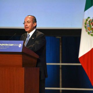 Calderón defiende licitación de espectro radioeléctrico