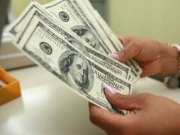 El peso operó en 12.33 por dólar la compra y 12.73 por dólar la venta. ARCHIVO  /