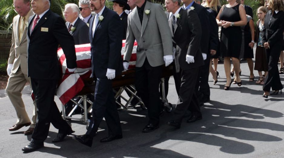 Más de 400 celebridades, admiradores, amigos y familiares se reunieron para decirle adiós. REUTERS  /
