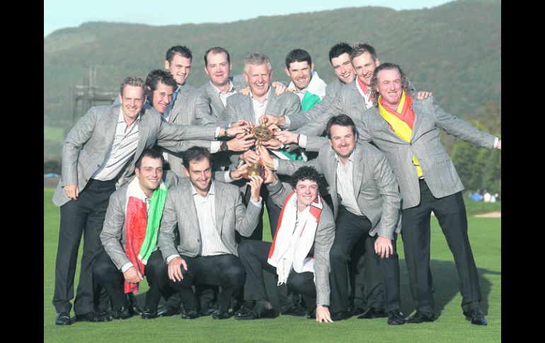 La Selección de Europa festeja el volver a tener la Ryder Cup en sus manos, luego de que la perdieron en 2008 en EU. AP  /