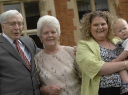 Foto de archivo de Robert Edwards y Lesley Brown (centro), madre de la primera bebé de probeta Louise Brown. AFP  /