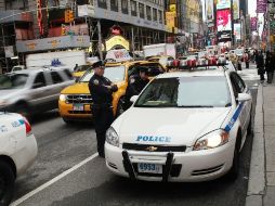 Policías mantienen estricta vigilancia en la zona de Times Square por las constantes amenazas. AFP  /
