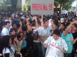 Manifestantes de la Preparatoria 15, a las afueras de Casa Jalisco. R. ZAPATA  /