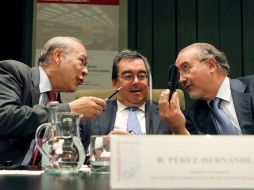 El secretario general de la OCDE (izq.) conversa con funcionarios en un encuentro previo a la reunión de otoño del FMI. EFE  /