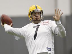 Roethlisberger no pareció carente de condición ni de ritmo en su primer entrenamiento desde el campamento de pretemporada. AP  /
