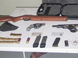 Entre las armas decomisadas estuvieron fusiles AR-15, AK–4, 30 balas calibre .9 milímetros, entre otras. ESPECIAL  /